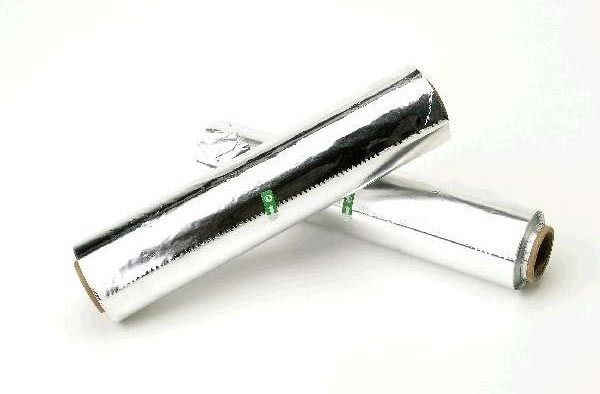 Dos rollos de papel de aluminio se apilan uno encima del otro sobre una superficie blanca.