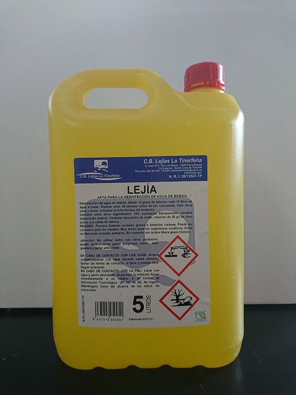 Una botella de 5 litros de lejia reposa sobre una mesa.