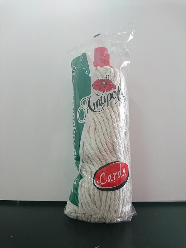 Un trapeador está dentro de una bolsa de plástico sobre una mesa.