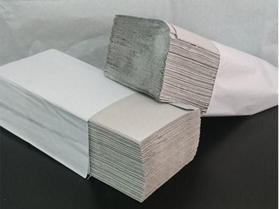 Dos pilas de toallas de papel están apiladas una encima de otra sobre una mesa.