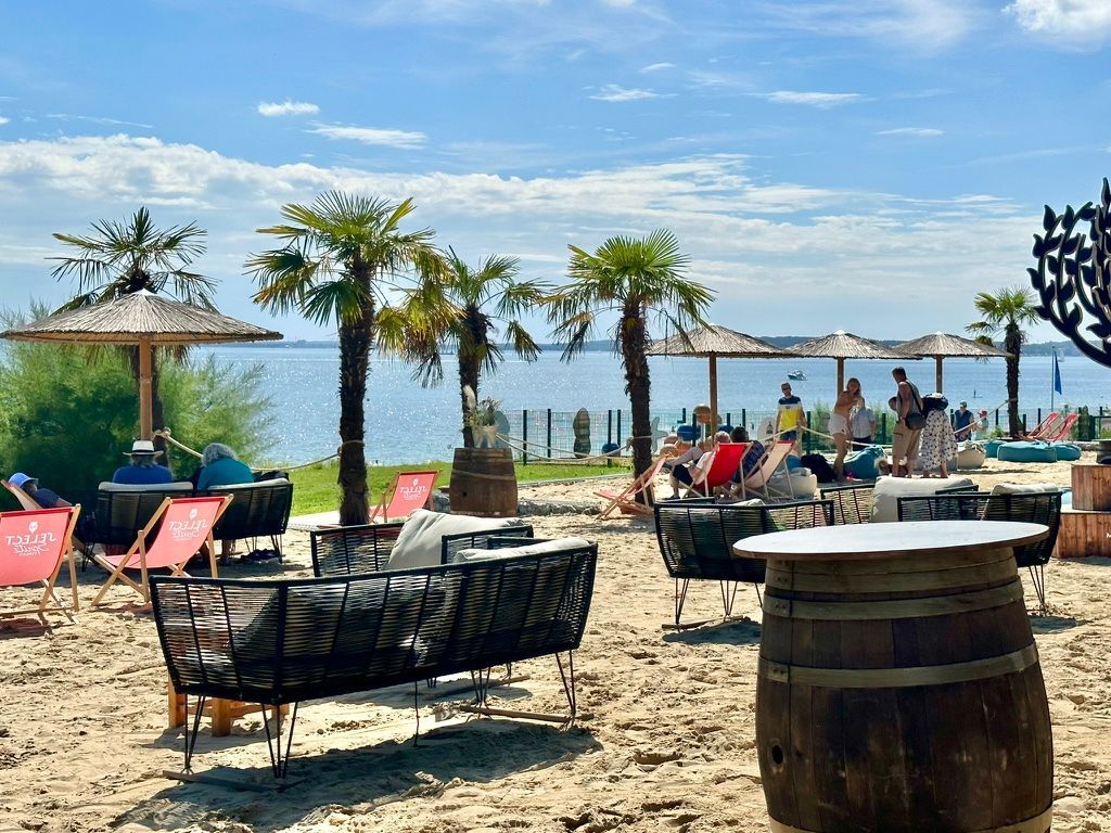 Strandbar an der Promenade von Sierksdorf mit Blick auf die Ostsee
