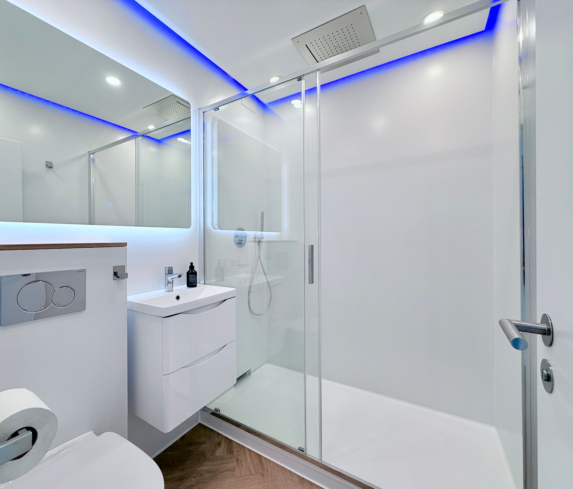 Modernes Bad der Ferienwohnung Wellnesswelle mit Regendusche und Wasserfall Dusche