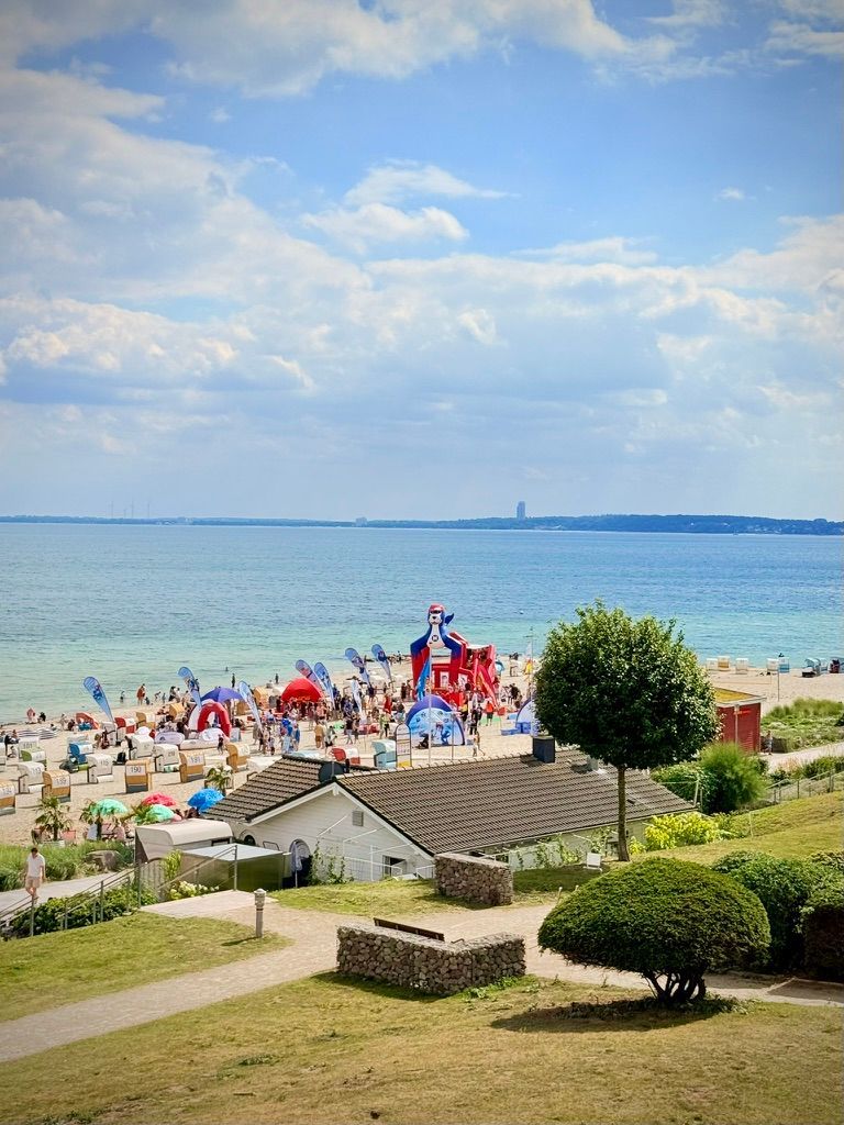 NIVEA/DLRG Strandfest am Sierksdorfer Ostseestrand mit Hüpfburg, Strandkörben und türkisblauer Ostsee, Blick über die Lübecker Bucht, Meerblick der Fewo Traumblick