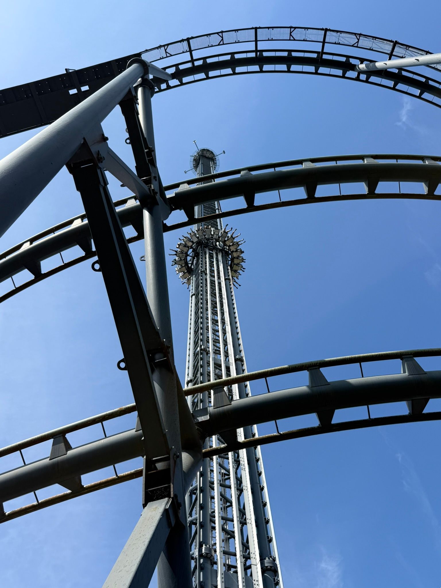 Achterbahn und Freefalltower im Hansapark Sierksdorf vor blauem Himmel