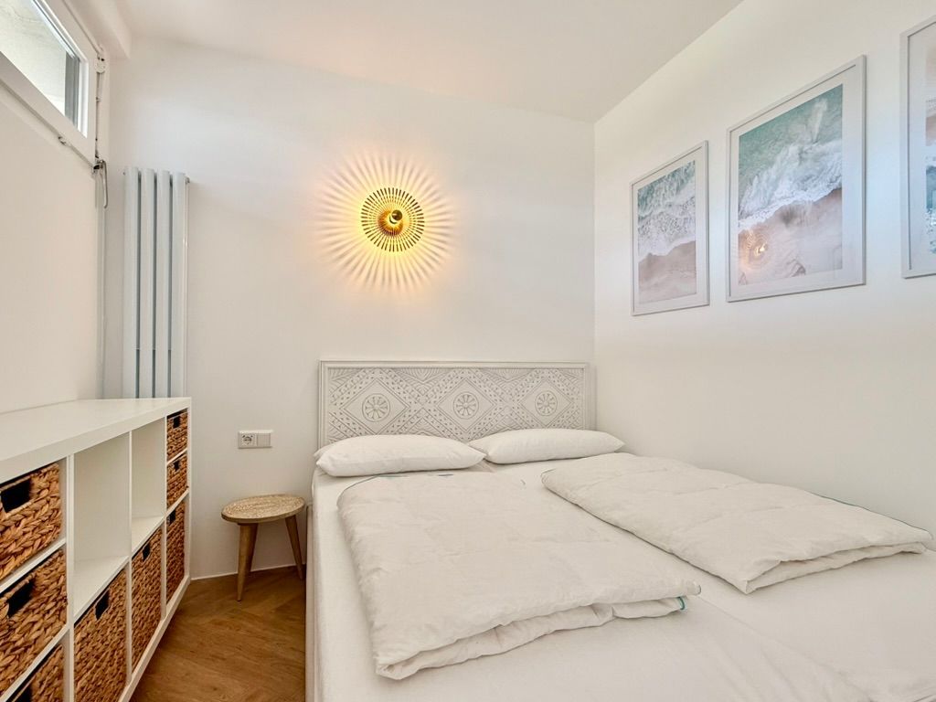 Schlafzimmer der Ferienwohnung Wellnesswelle in Sierksdorf mit Doppelbett