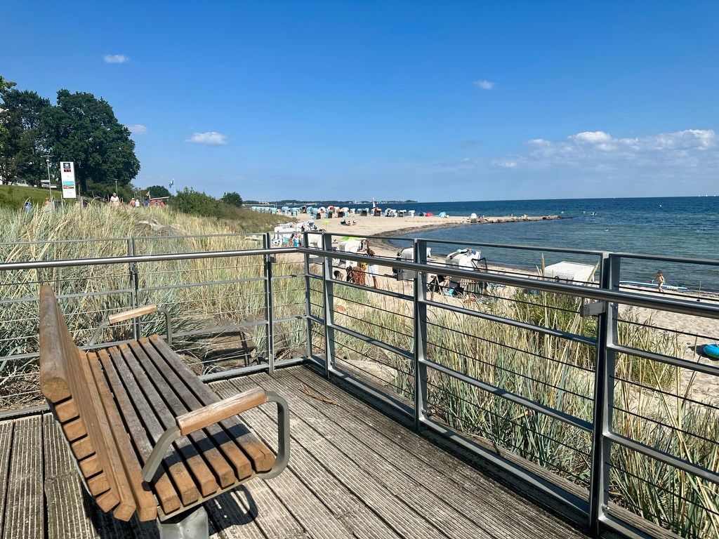 Strandpromenade in Sierksdorf mit Blick über den Strand und die Lübecker Bucht
