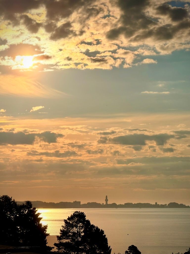 Goldene Morgenstimmung über der Lübecker Bucht mit Blick nach Pelzerhaken