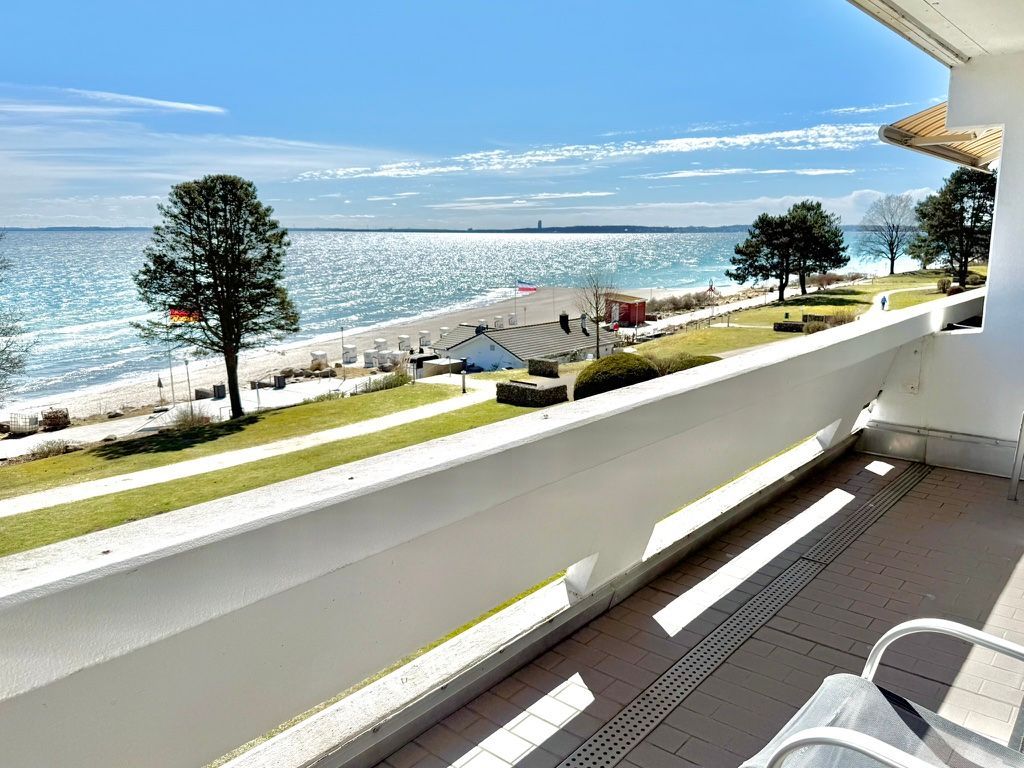 Blick vom Balkon der Ferienwohnung Wellnesswelle über Strand und Promenade auf die Lübecker Bucht