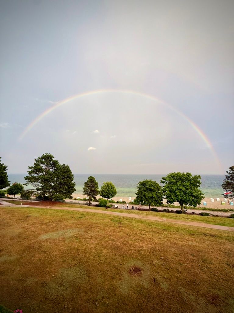 Regenbogen über der Ostsee und dem Strand von Sierksdorf