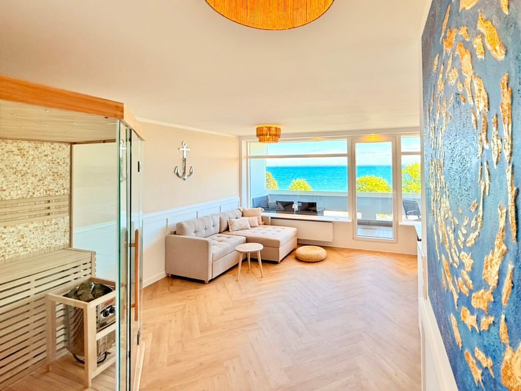 Wohnraum der Ferienwohnung Wellnesswelle mit privater Sauna und Meerblick in Sierksdorf