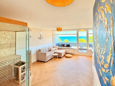 Wohnzimmer mit Sauna und Meerblick in der Ferienwohnung Traumblick in Sierksdorf