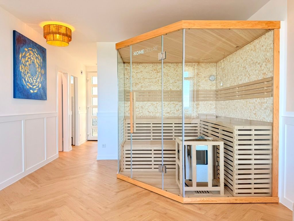 Wohnraum der Ferienwohnung Wellnesswelle mit privater Sauna in Sierksdorf