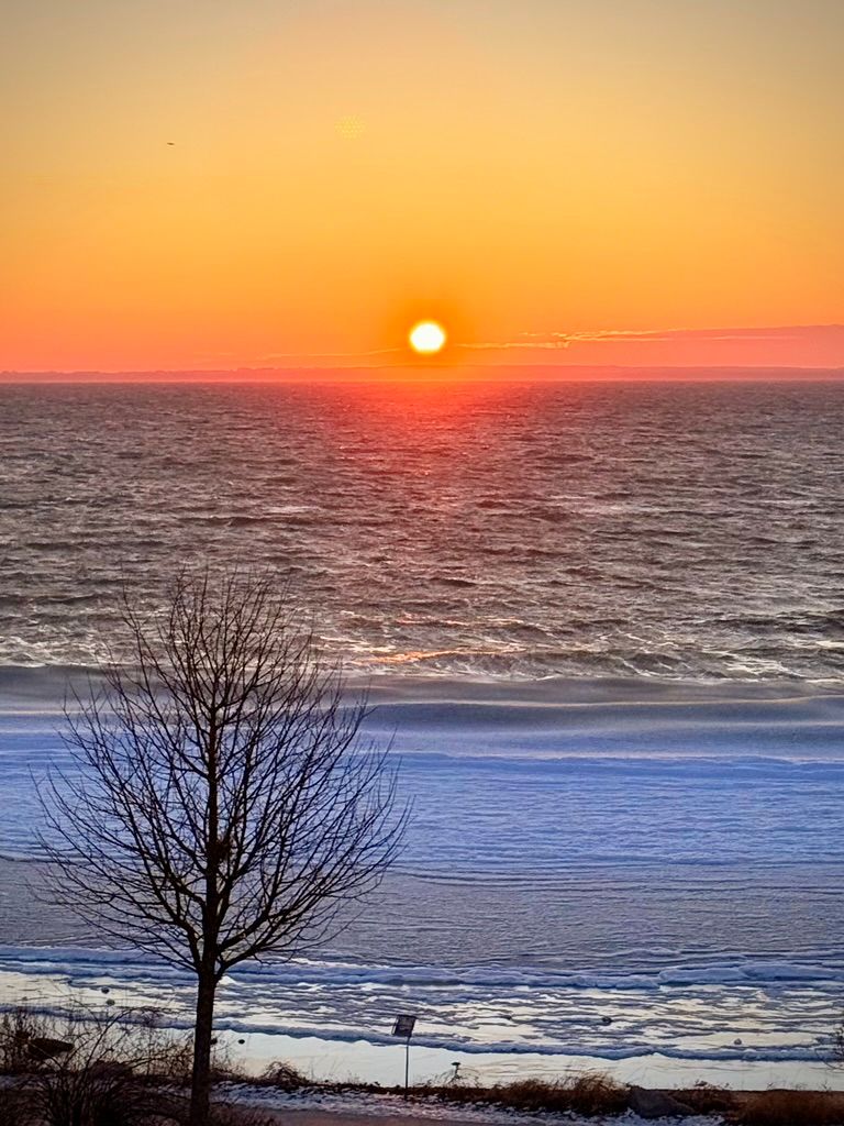 Sonnenaufgang über der Ostsee, Blick vom Balkon der Ferienwohnung in Sierksdorf im Winter