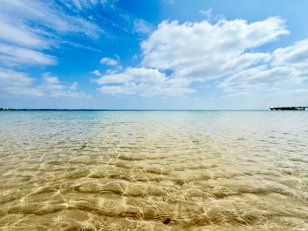 Klares, flaches Ostseewasser am Strand von Sierksdorf