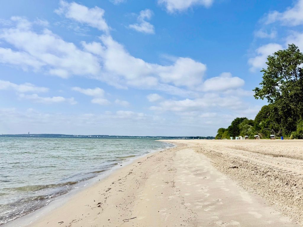 Weitläufiger Sandstrand von Sierksdorf mit Blick über die Lübecker Bucht