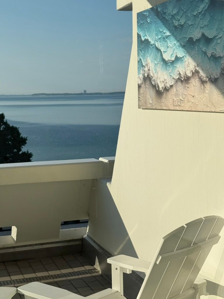 Balkon der Ferienwohnung mit Loungestuhl und Blick über die Lübecker Bucht