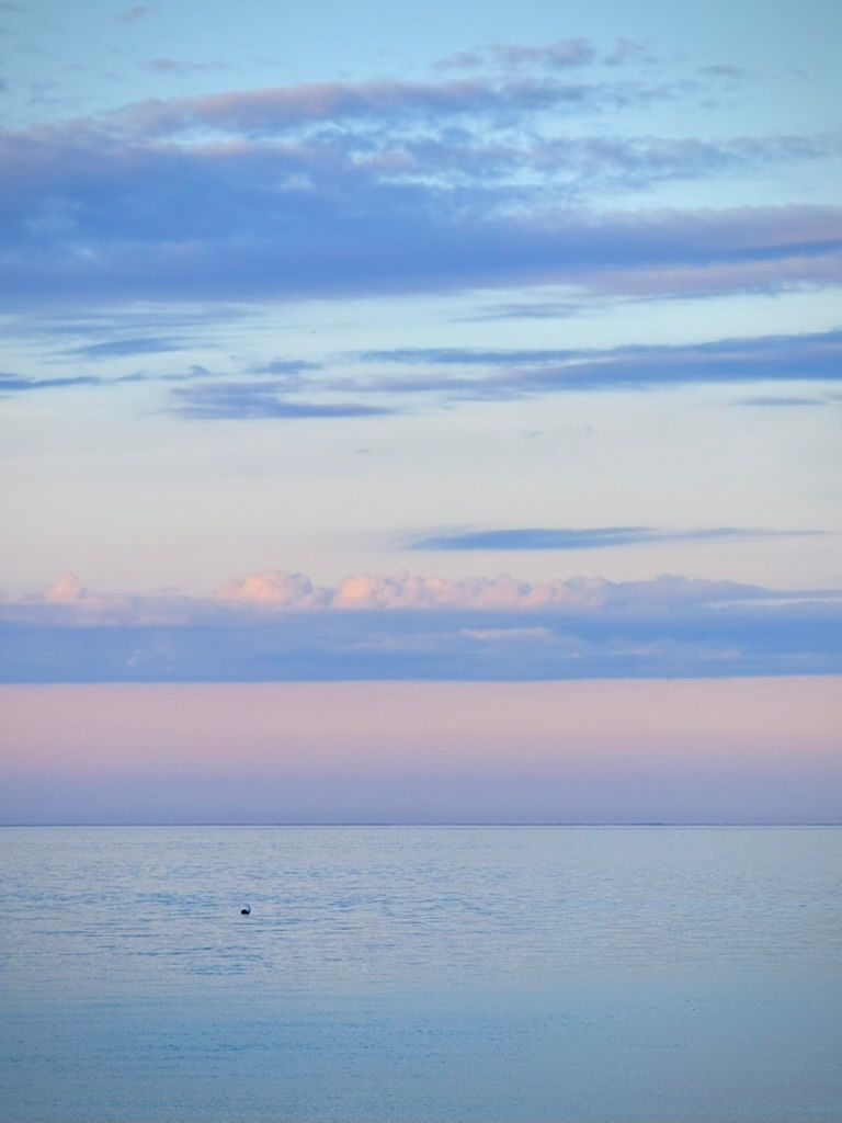 Pastellfarbene Morgenstimmung über der ruhigen Ostsee bei Sierksdorf