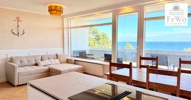 Wohn-Essbereich mit Esstisch und Meerblick in der Ferienwohnung Traumblick in Sierksdorf