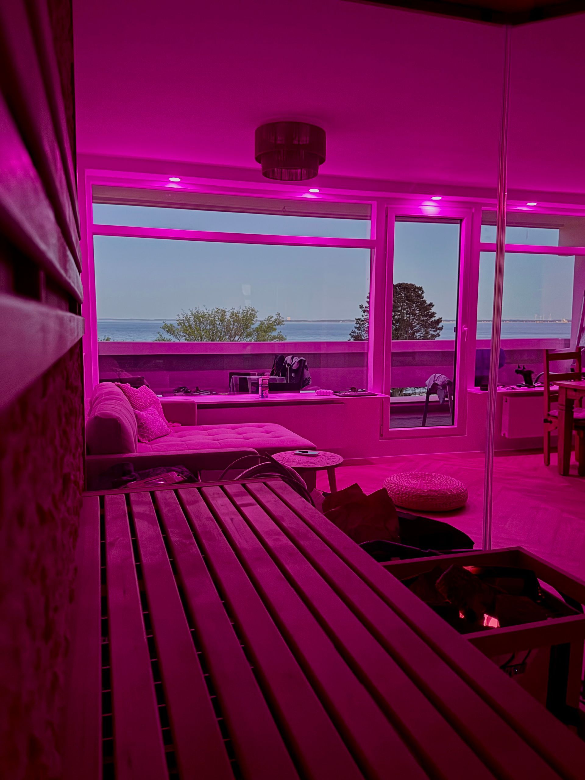 Blick aus der privaten Sauna der Ferienwohnung Wellnesswelle in Sierksdorf auf die Ostsee in abendlicher Stimmung
