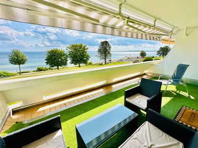 Sonnige Balkon-Terrasse mit Markise, Loungemöbeln und Meerblick, Ferienwohnung Traumblick Sierksdorf