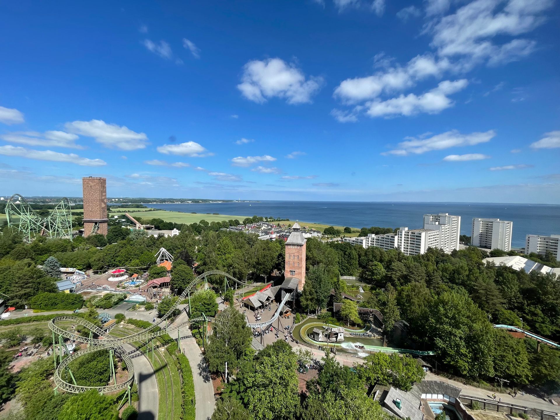 Blick über den Hansapark in Sierksdorf bis zur Ostsee