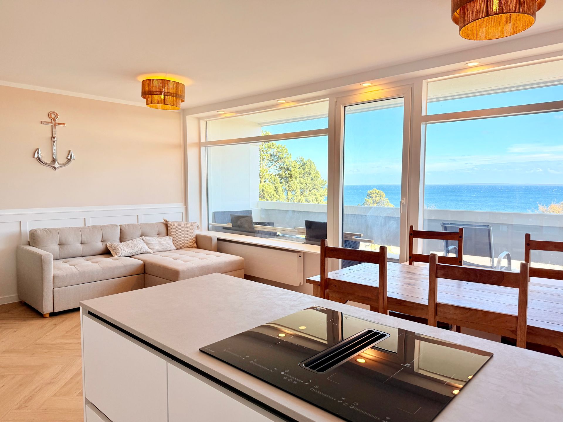 Wohnbereich der Ferienwohnung Wellnesswelle in Sierksdorf mit Meerblick und Panoramafenster
