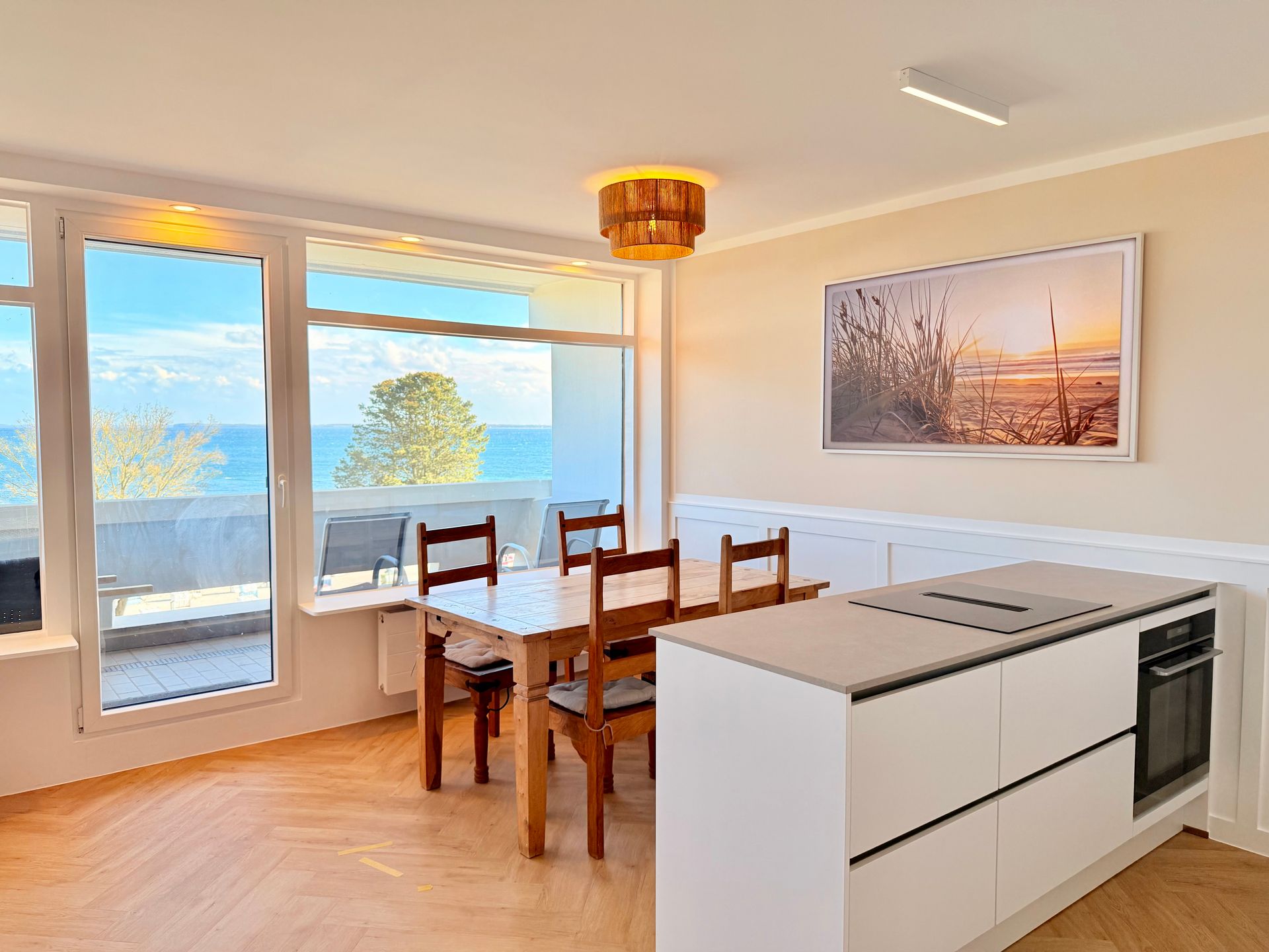 Küche und Essbereich der Ferienwohnung Wellnesswelle in Sierksdorf mit Meerblick