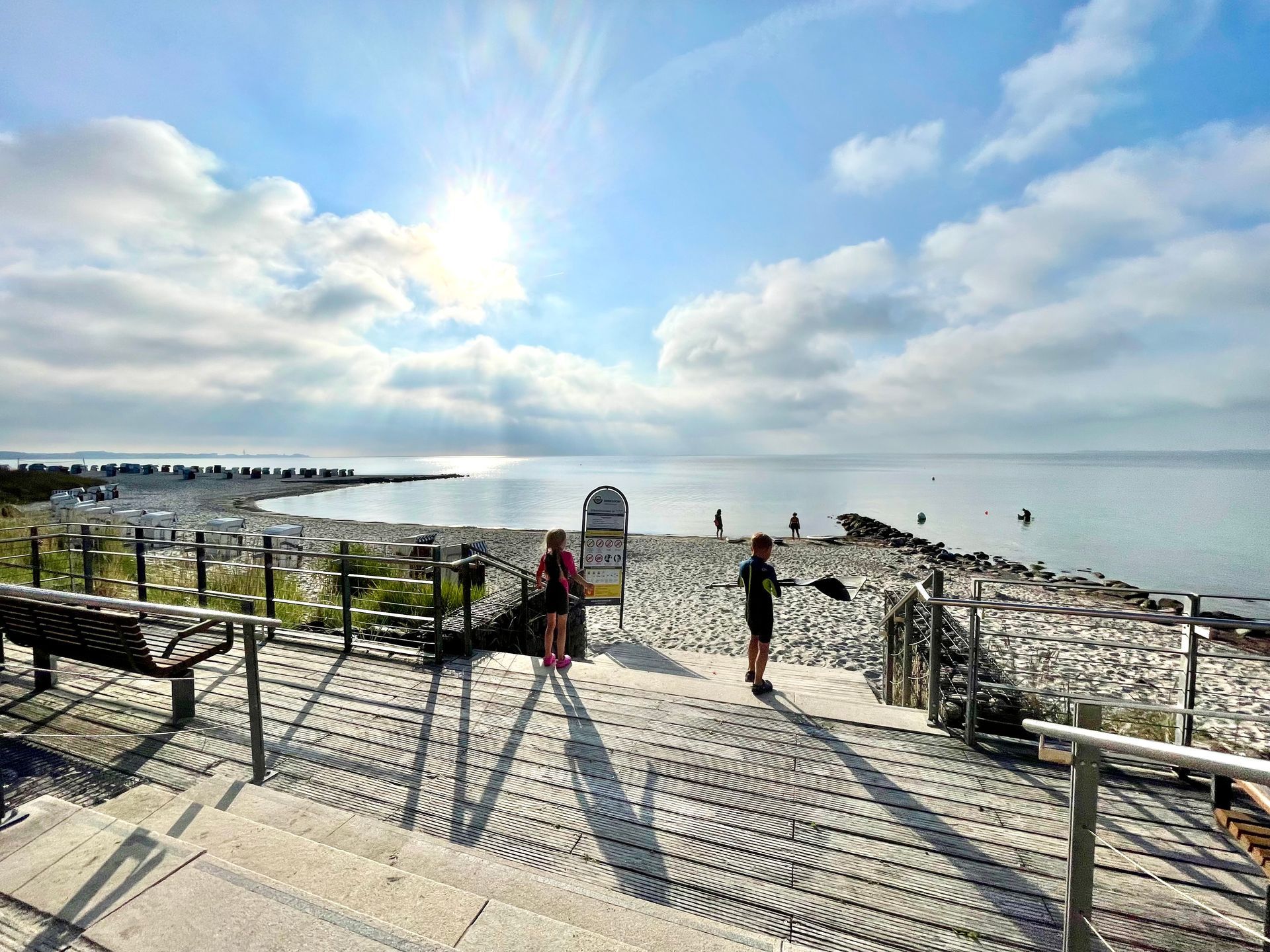 Kinder mit Paddeln am Strand von Sierksdorf an der Ostsee