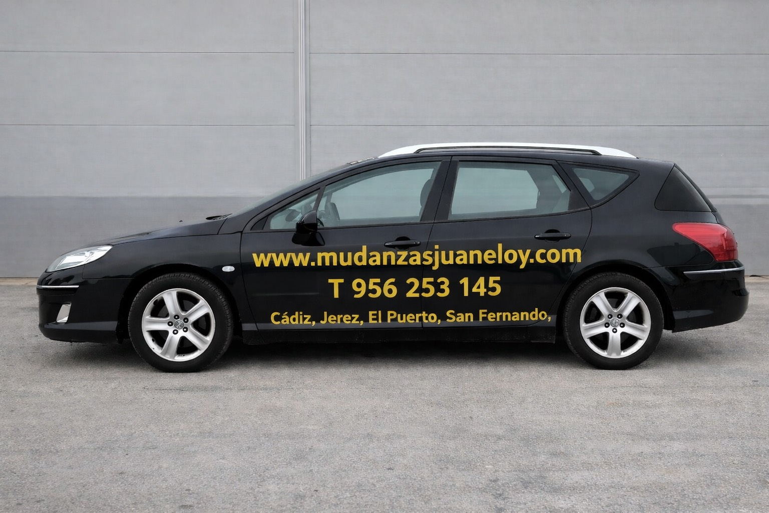 Coche negro con anuncio de