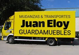 Una camioneta amarilla Juan Eloy está estacionada en un estacionamiento.