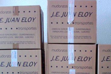 Varias cajas con Juan Eloy escrito en ellas