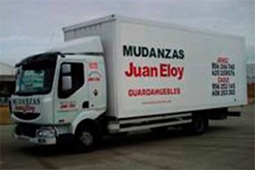 Una camioneta blanca con Juan Eloy escrito en el costado.