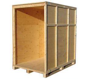 Una caja de madera está encima de un palé de madera.