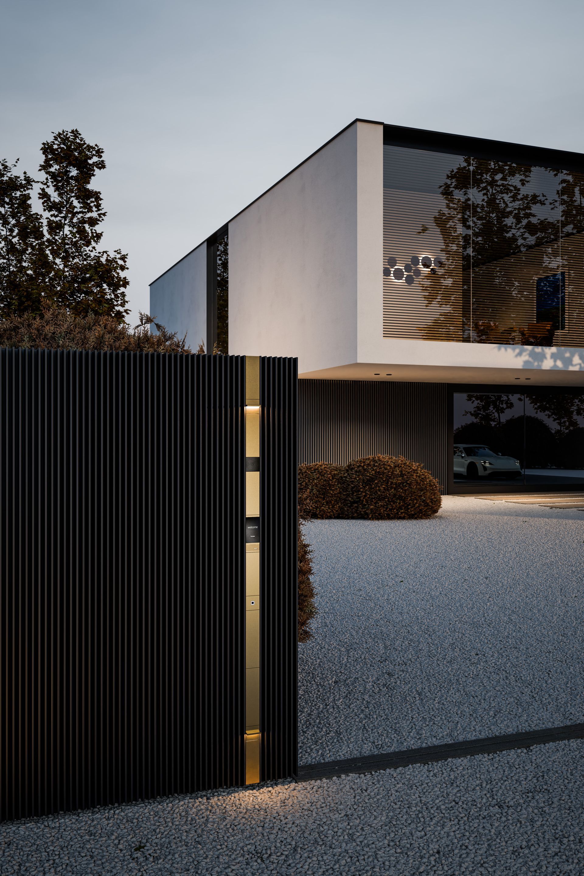 Moderner Außenbereich mit beleuchtetem Zaun und Architekturbeleuchtung