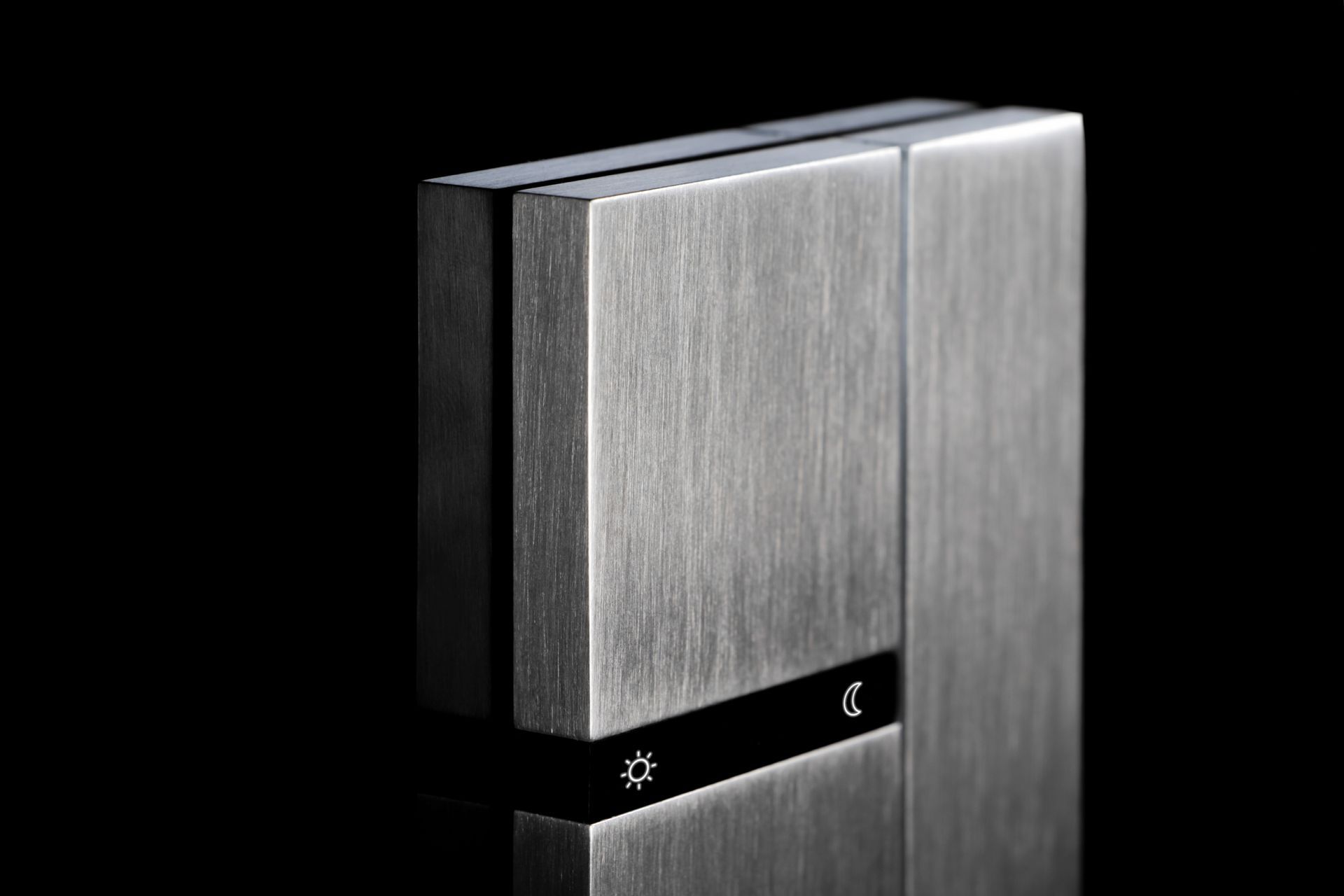 Edles Smart-Home-Bedienfeld aus Metall mit Touch-Oberfläche