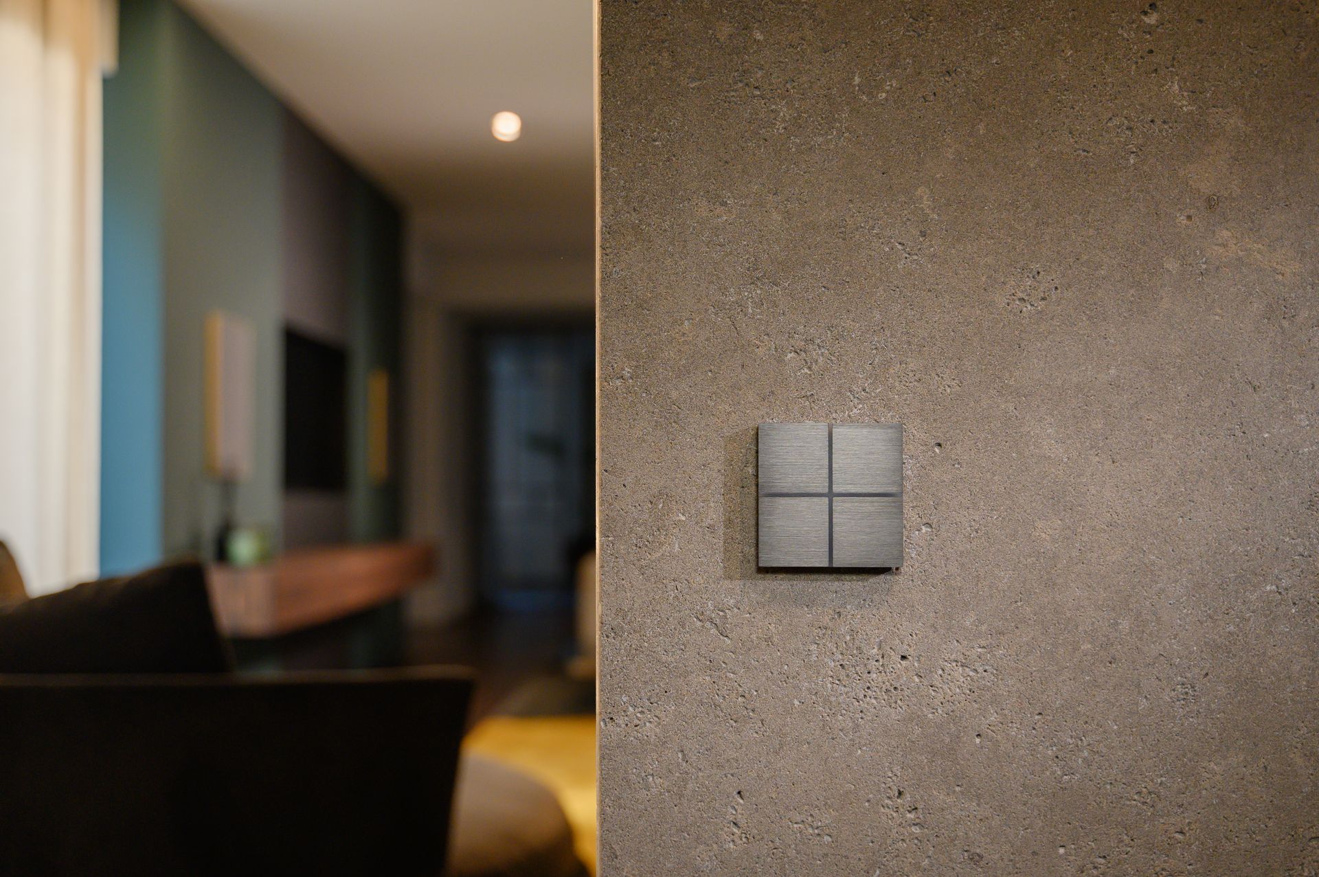Minimalistischer Lichtschalter an Betonwand in modernem Wohnraum