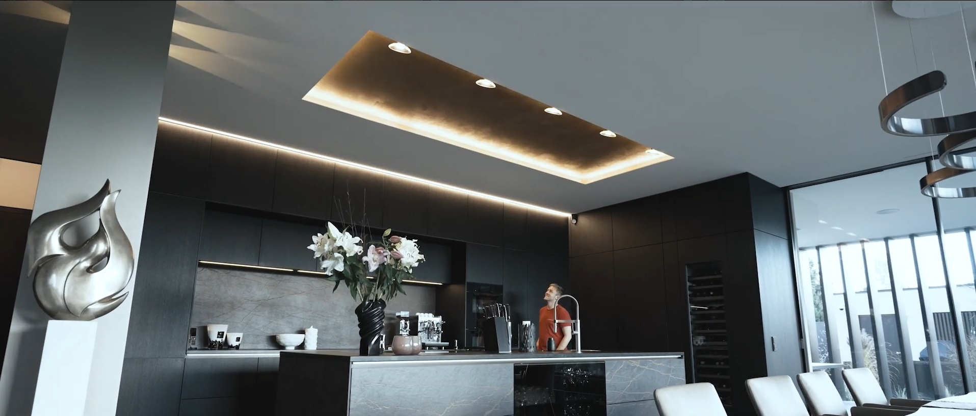 Moderne Innenraumbeleuchtung über einer Kücheninsel