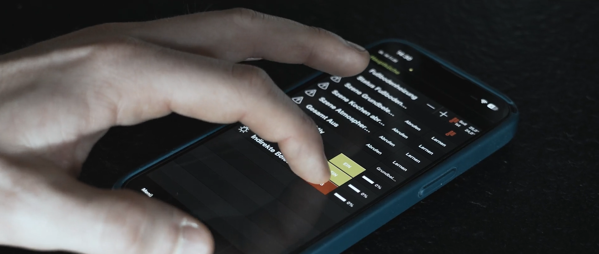 Nahaufnahme der Bedienung einer Smart-Home-App auf einem Tablet