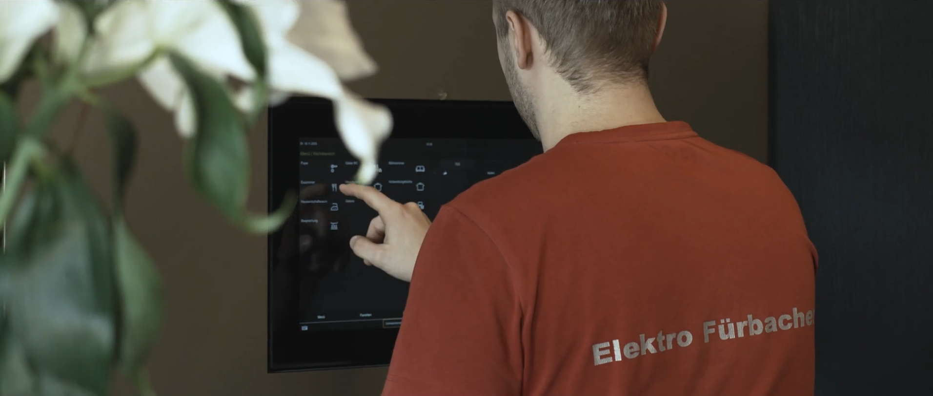 Bedienung eines Smart-Home-Touchpanels durch einen Techniker