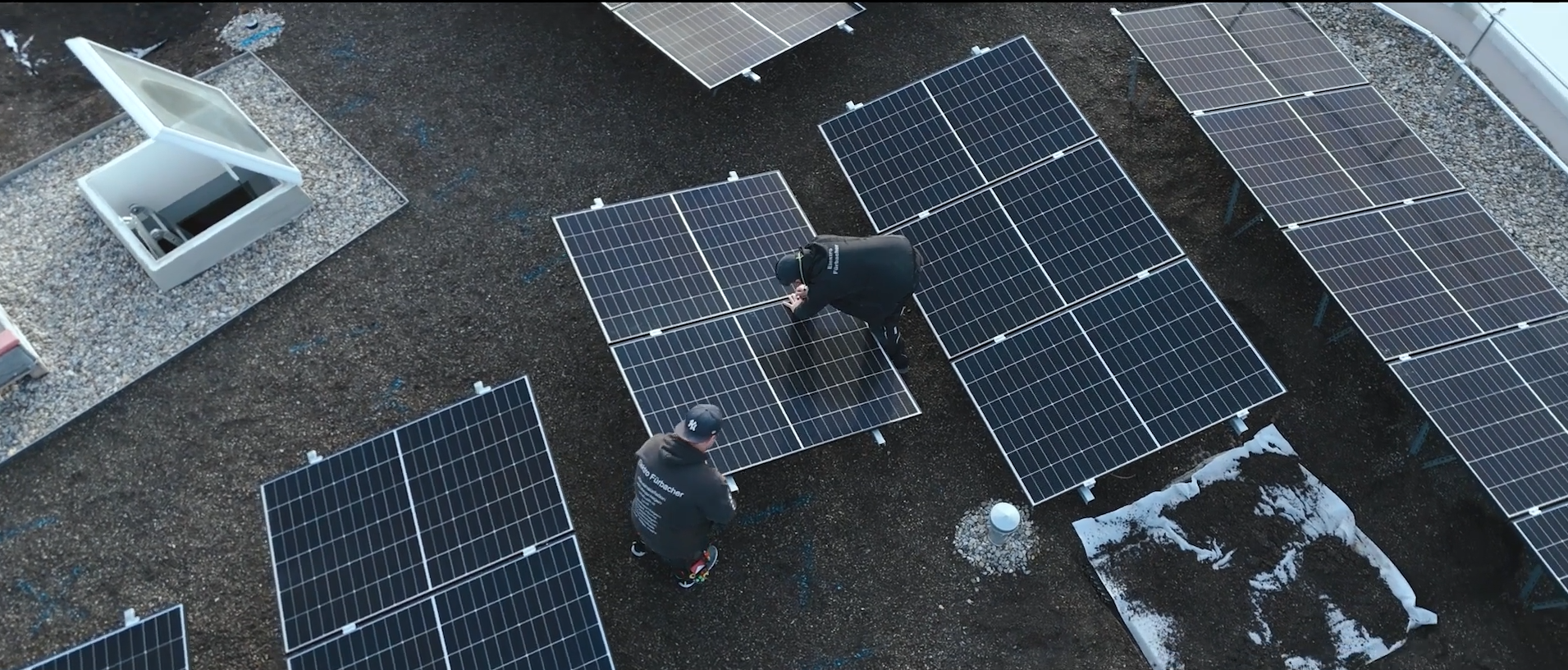 Installation von Solarmodulen auf einem Flachdach