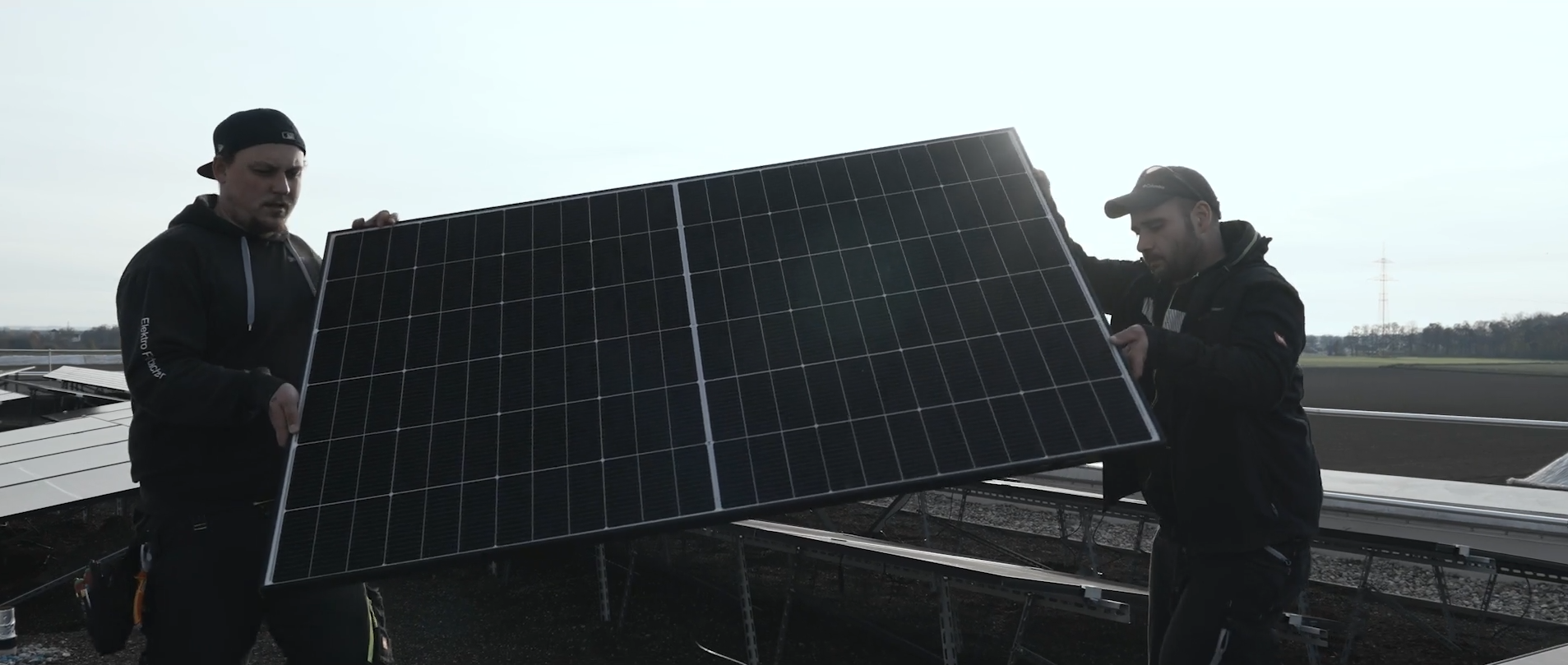 Photovoltaikmodul auf einem Dach in Nahaufnahme