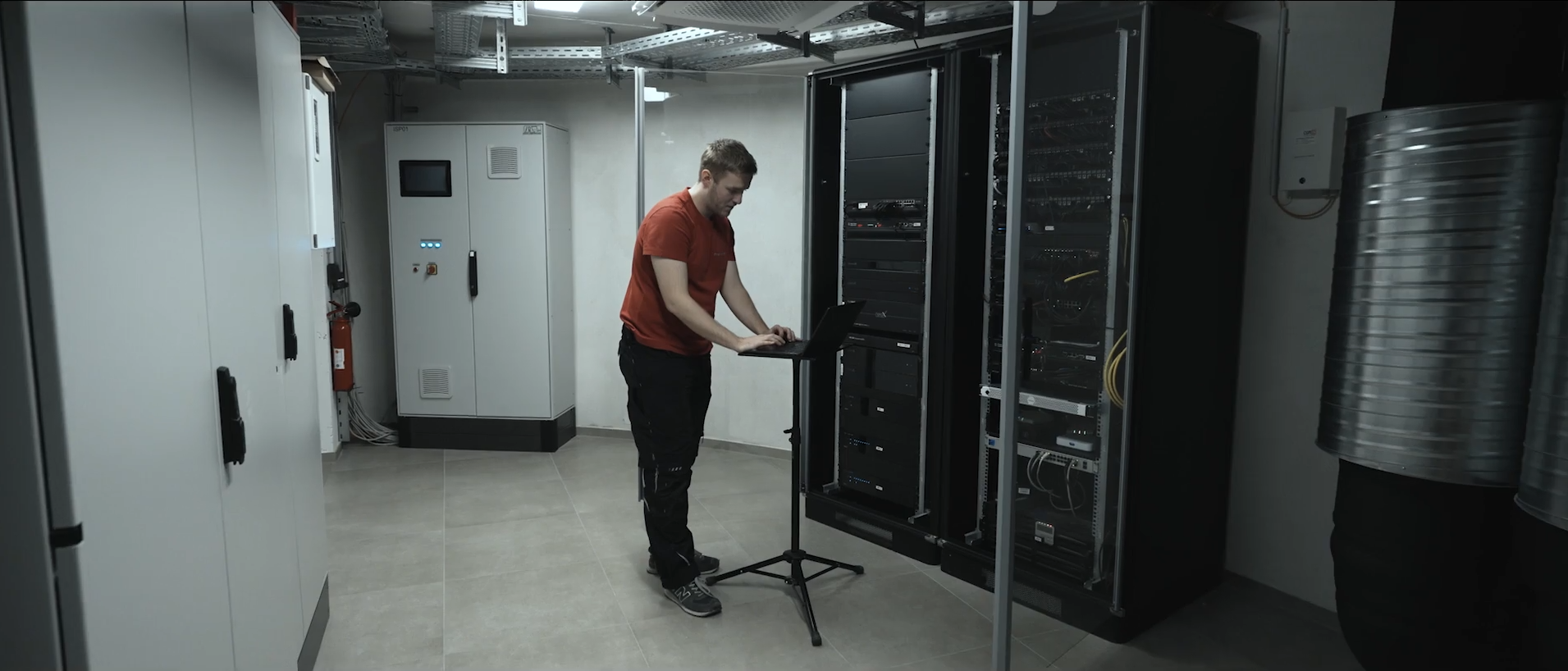 Servicetechniker bei der Arbeit an einem Server- und Technikschrank