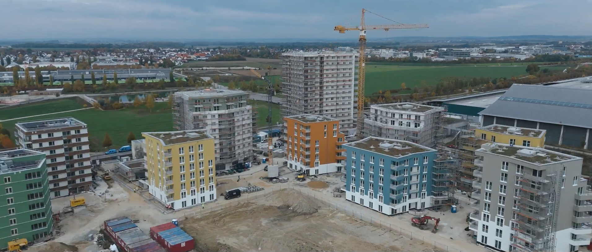 Luftaufnahme eines Wohnbauprojekts mit mehreren Mehrfamilienhäusern