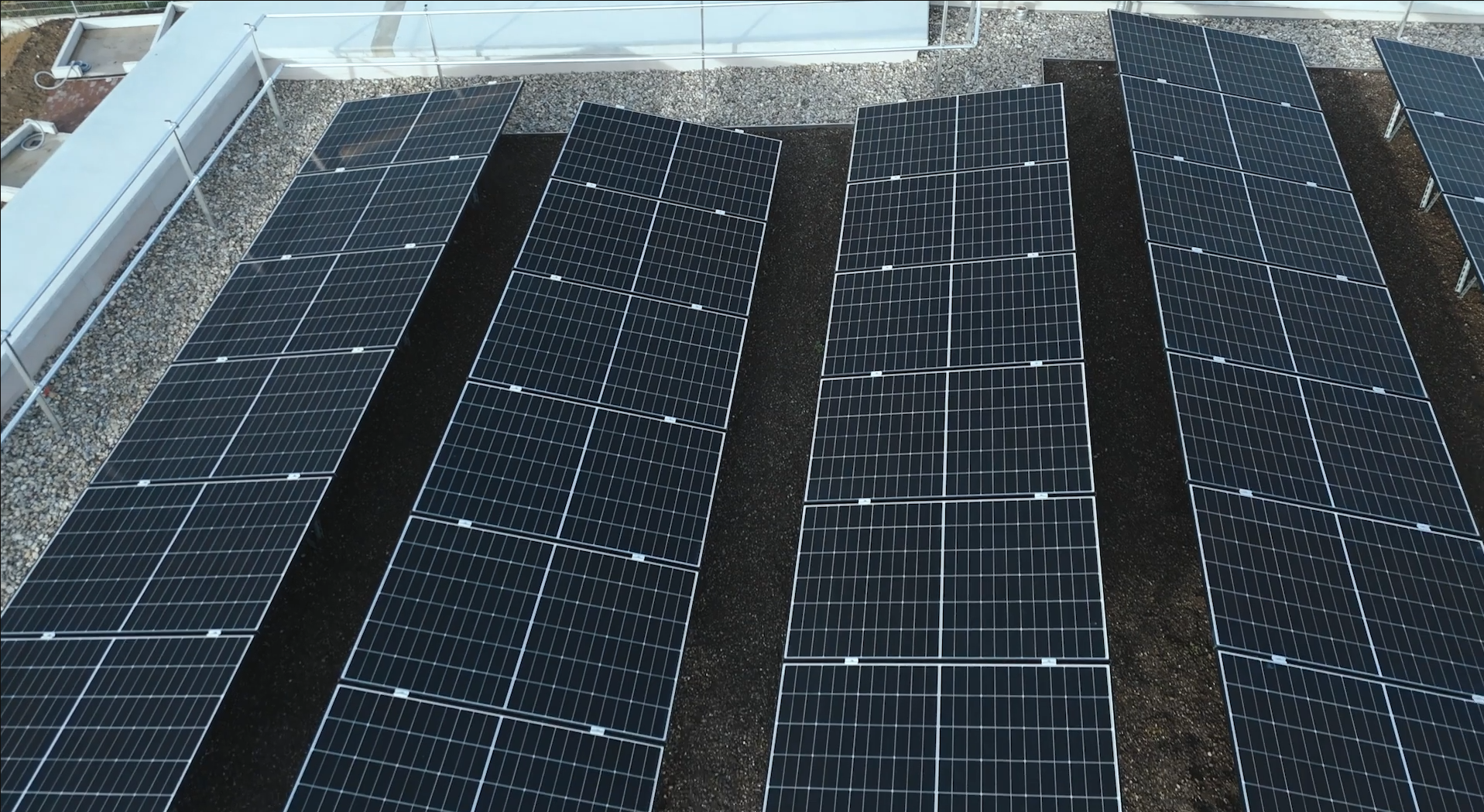 Reihen von installierten Photovoltaikmodulen auf einem Dach