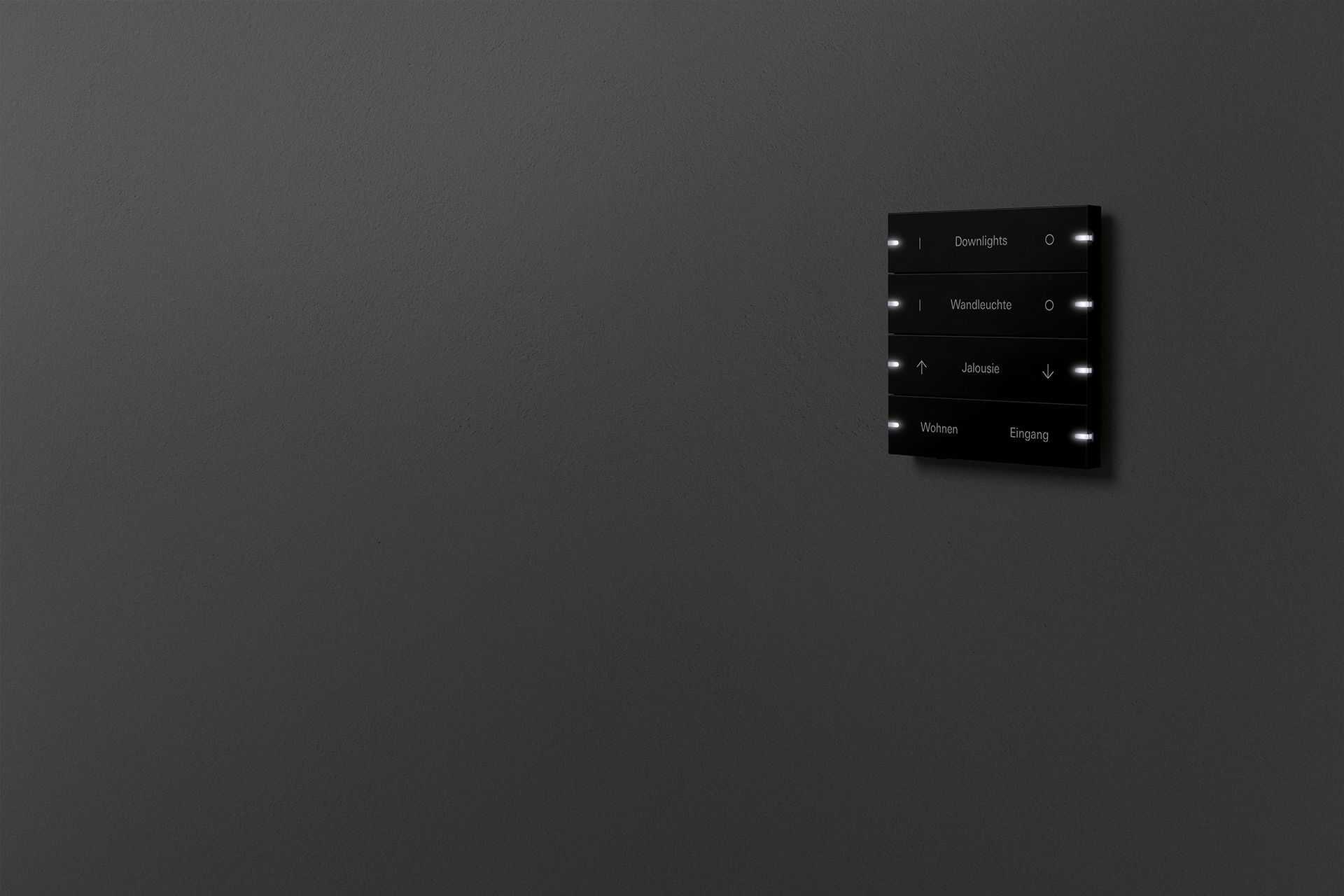 Wandmontiertes Smart-Home-Panel auf dunkler Oberfläche