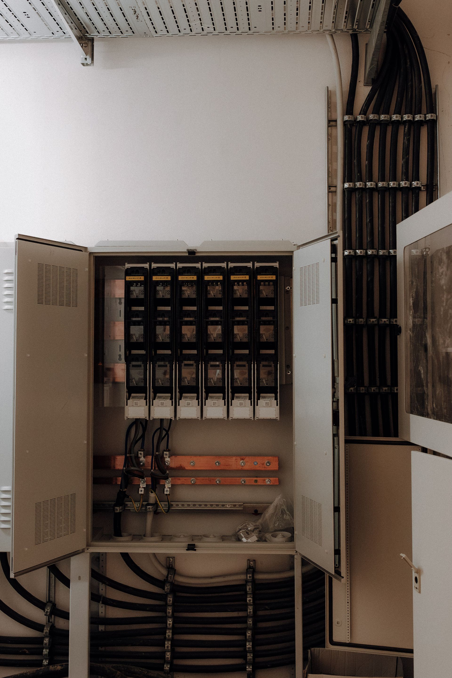 Offener Technikschrank mit Gebäudesteuerung und Verkabelung