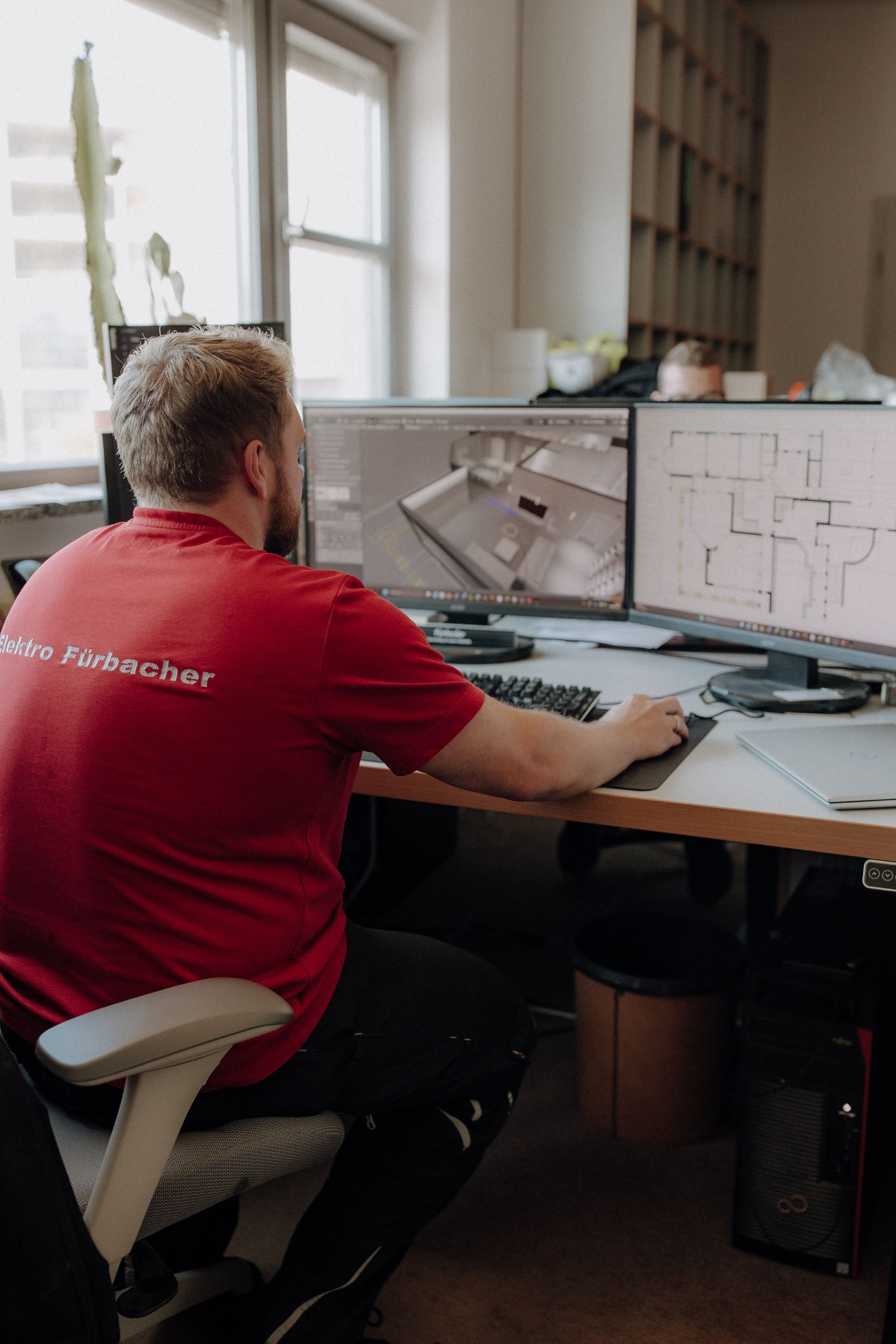 Elektroplaner arbeitet an CAD-Software für Gebäudeplanung