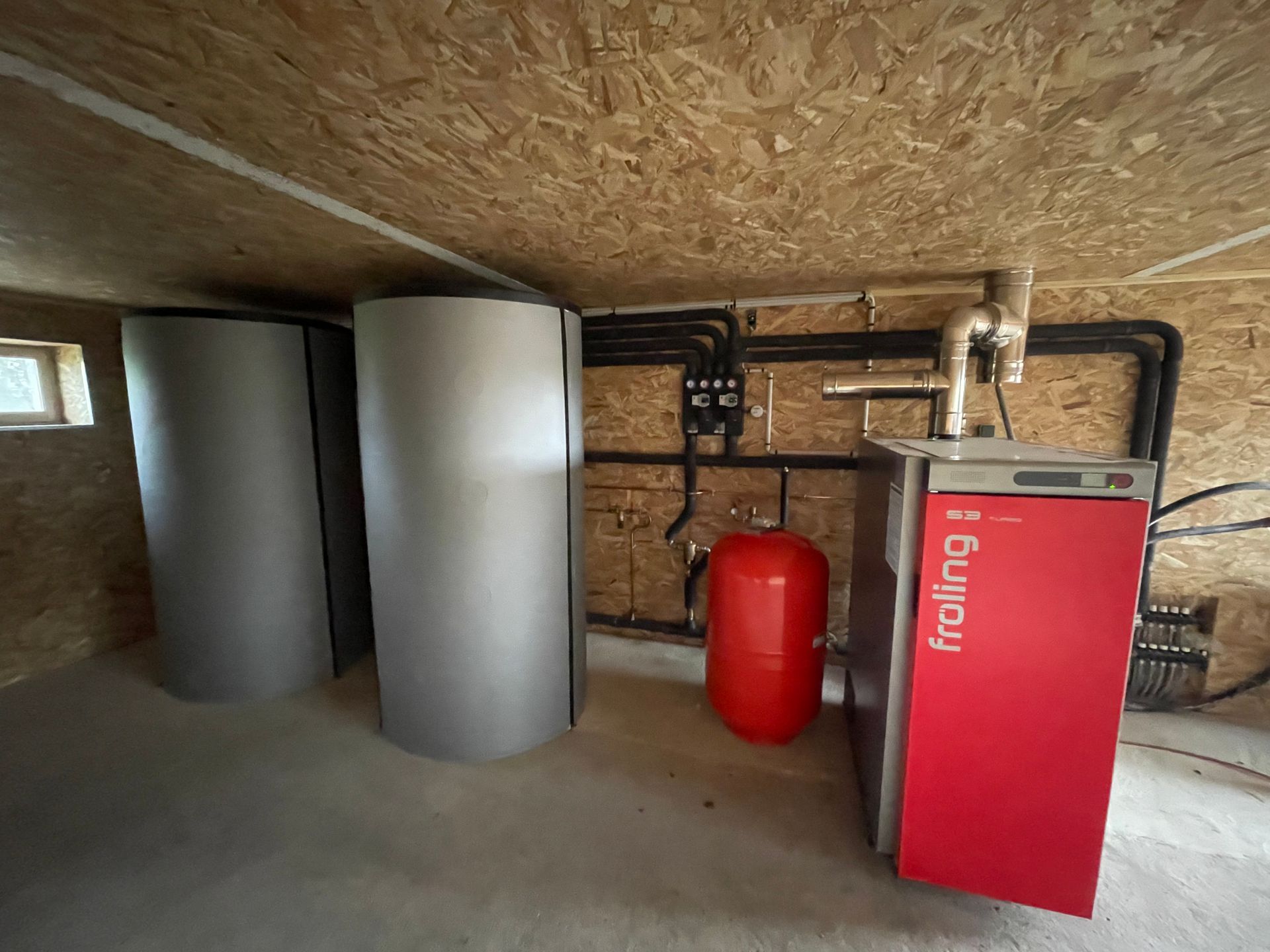 Chaudière à bois rouge