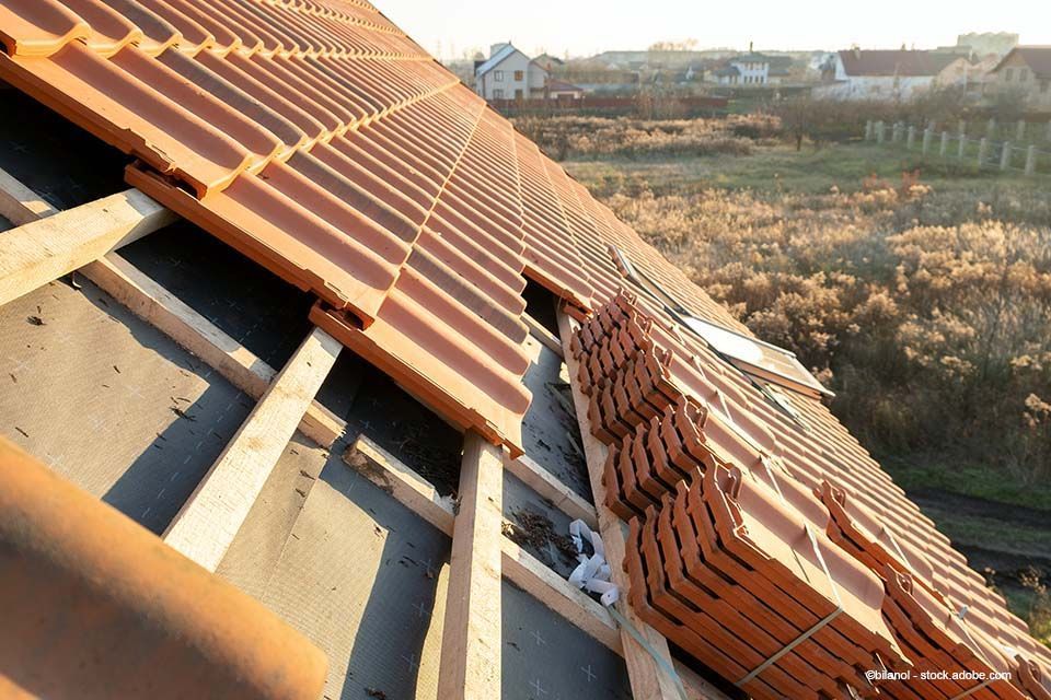 Dachpfannen werden verlegt
