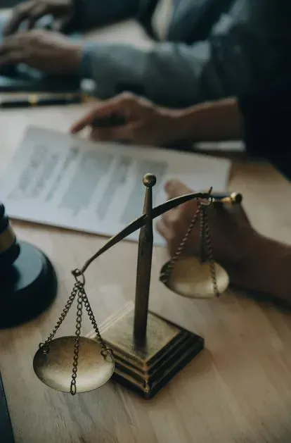 Una balanza de latón que representa la justicia reposa